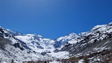 Il ghiacciaio del Morteratsch alle pendici del Piz Bernina e del Palù