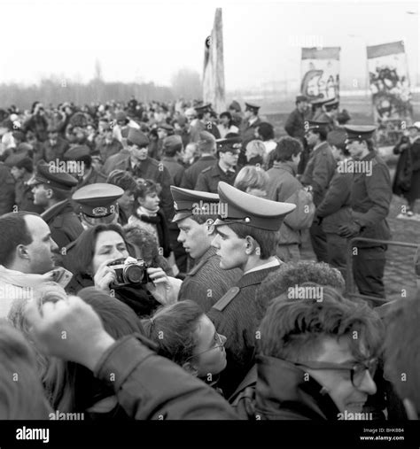 Berlin wall 1989 hi-res stock photography and images - Alamy