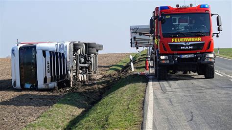 Am Steuer Eingeschlafen Lkw Kippt Aufs Feld Antenne Sachsen