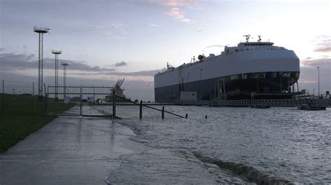 Nordsee Sturmtief Zoltan Rei T Riesigen Autofrachter Und Inself Hre Los