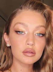 Sophie Turner Gets To Know Maisie Williams Boob The Blemish