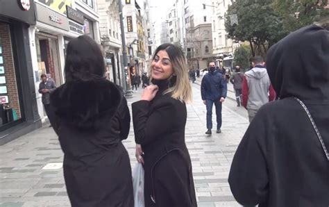 İstiklal Caddesi nde maske ile sigara denetimi Maskesini indirip