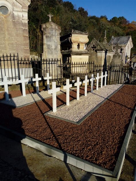 Travaux de mise en valeur du carré militaire au cimetière communal de