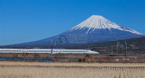 观富士山与东海道新干线高清图片下载 正版图片507239142 摄图网