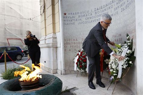 Polaganjem Cvije A I Odavanjem Po Asti U Sarajevu Obilje En Juli