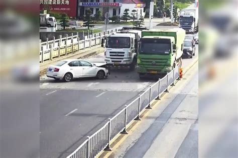 大货车跟前小车随意变道，与两辆大货车碰撞