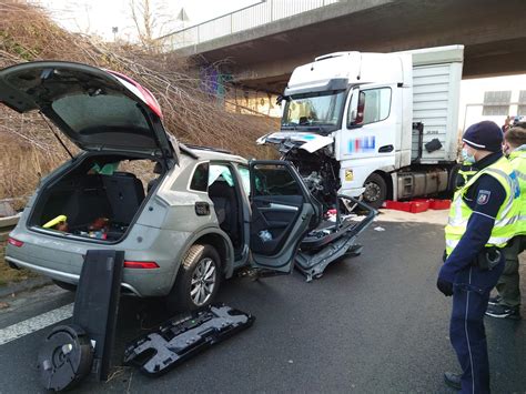 A Bei Unna T Dlicher Unfall Geisterfahrer Kracht Frontal In Lkw