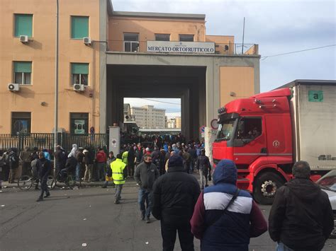 Ortofrutticolo Di Palermo Chiuso Per Covid Caos E Assembramenti