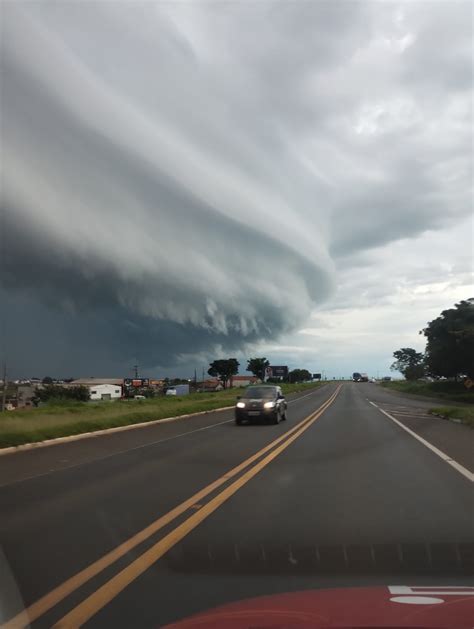 A Voz de Ibaiti e Região IBAITI Nuvem tipo shelf cloud deixa o céu