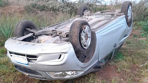 Volc Un Auto Sobre Ruta Y Qued Con Sus Cuatro Ruedas Hacia Arriba