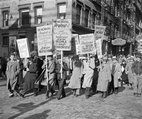 Foto Jews At Nazi Protest Carrying Signs Fotos La Ii Guerra