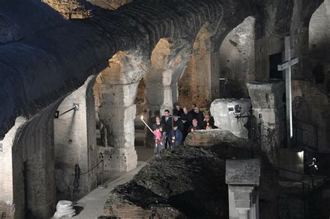 Via Crucis Una Donna Russa E Una Ucraina Portano La Croce In Silenzio