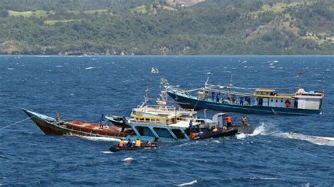 Menteri Susi Tenggelamkan 125 Kapal Ikan Asing Serentak Di 11 Lokasi