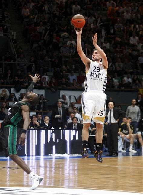 Llull supera a Navarro como máximo triplista en la historia de la