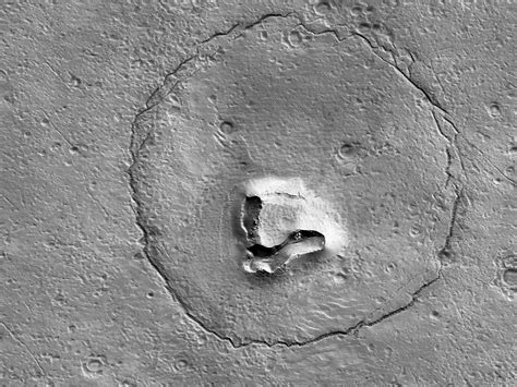 ‘Bear face’ discovered on the surface of Mars in new satellite photo - National | Globalnews.ca