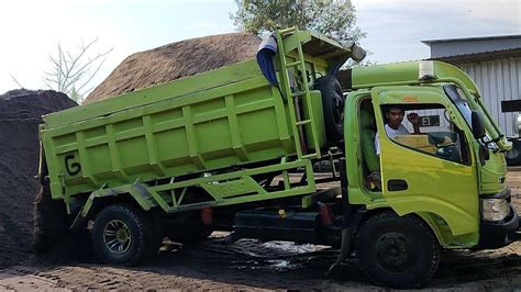 Mobil Dump Truk Hino Dutro Jomplang Muatan Pasir Super Full Membukit