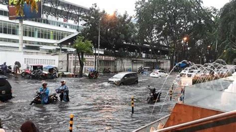 Hujan Deras Guyur Kota Medan Jalan Jawa Terendam Banjir Tribun Medan