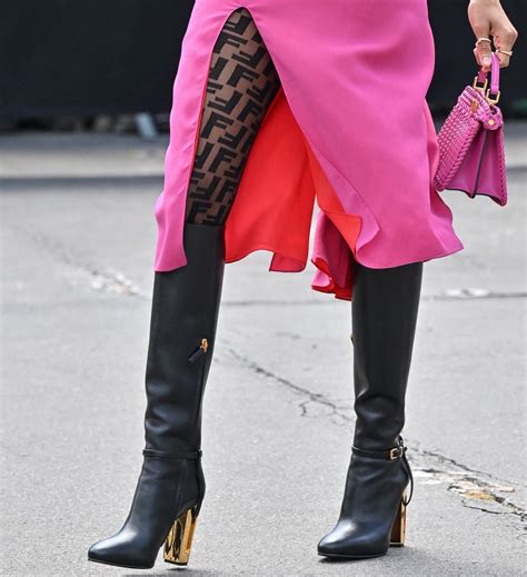 Zoe Saldaña Goes Braless in Hot Pink Fendi Dress at Paris Haute Couture