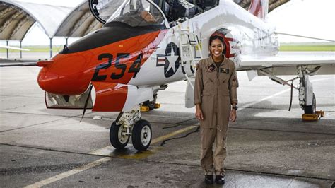 Madeline Swegle Première Pilote De Chasse Afro Américaine De Lus Navy Euronews