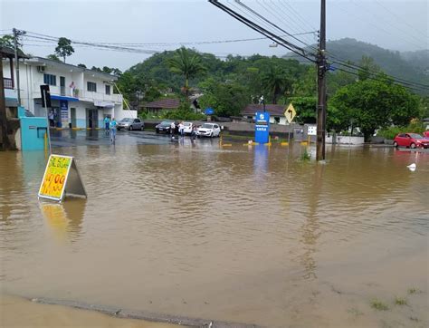 VÍDEO Blumenau tem ruas alagadas deslizamentos e quedas de árvore