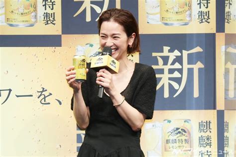 中村アン、胸元ざっくり衣装で美貌放つ エプロン姿でレモンサワー作りも マイナビニュース