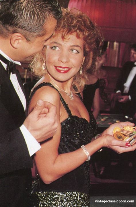 Горячая MILF получает двойное проникновение в винтажном сексе втроем с развесистыми мужиками