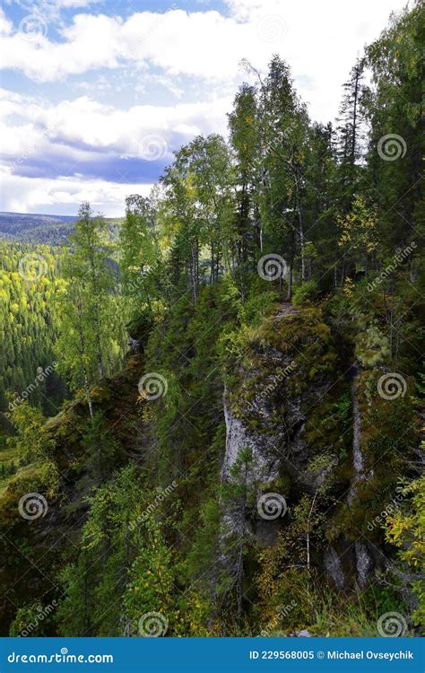 Rocas Blancas Cubiertas De Mosquitos Con Columnas De Usvinskie