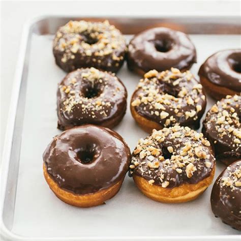 Donuts Con Glaseado De Chocolate Y Nueces Confitadas Nueces De California