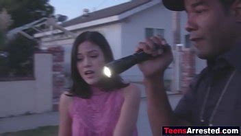 Morena tiene que chupar pollas negras para no ir a la cárcel XVIDEOS