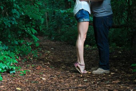 Une balade en forêt qui tourne en porno amateur er sexe