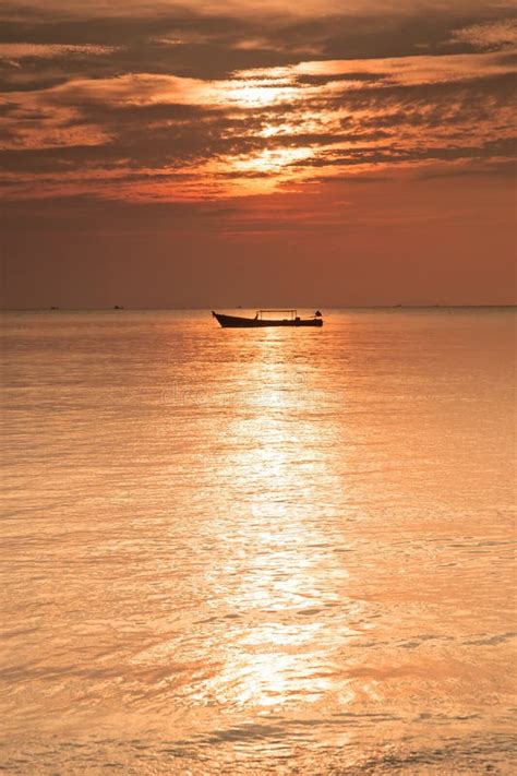 Boot Auf Meer Am Sonnenuntergang Stockfoto Bild Von Orange Fischen