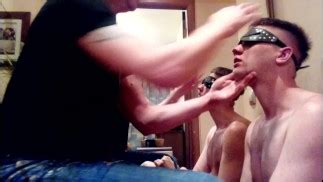 与 19 岁的奴隶光头党进行 BDSM 会议 香烟扇耳光和舔皮靴 Pornhub Gay