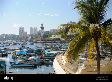 Paseo Del Pescador Hi Res Stock Photography And Images Alamy