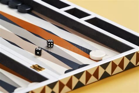 Tablero De Juego De Backgammon Abierto Con Fichas Y Dados Para Jugar En