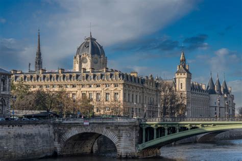 Île de la Cité: Heart of Historic Paris