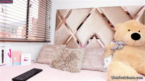 Busty Latina Masturbates In Sunny Bedroom On Webcam