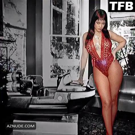 Rihanna Sexy Poses Showing Off Her Gorgeous Body In A Skimpy Lingerie In A Photoshoot For Savage