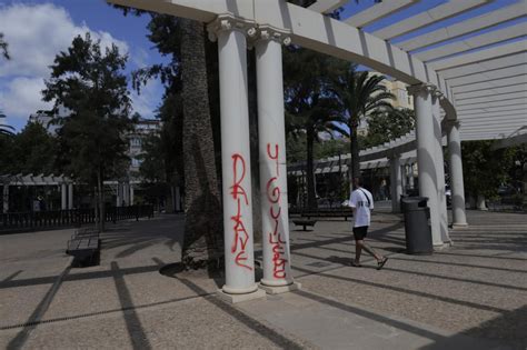 Pintadas vandálicas en la plaza de las Columnas Diario de Mallorca