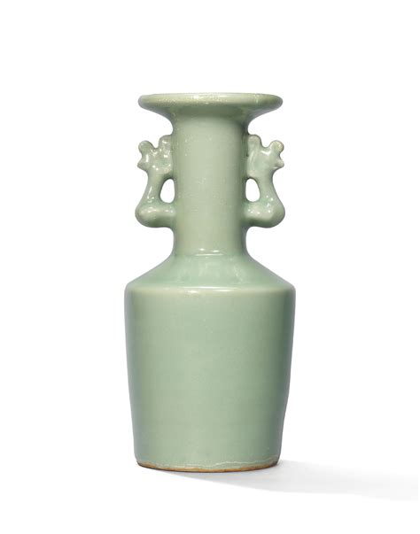 A FINE AND RARE LONGQUAN CELADON KINUTA VASE SOUTHERN SONG DYNASTY