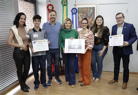 Vencedores Do Concurso De Desenho Tomam Caf Especial Prefeito De