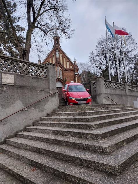 Auta Spadaj Z Ko Cielnych Schod W To Kolejny Taki Przypadek Super