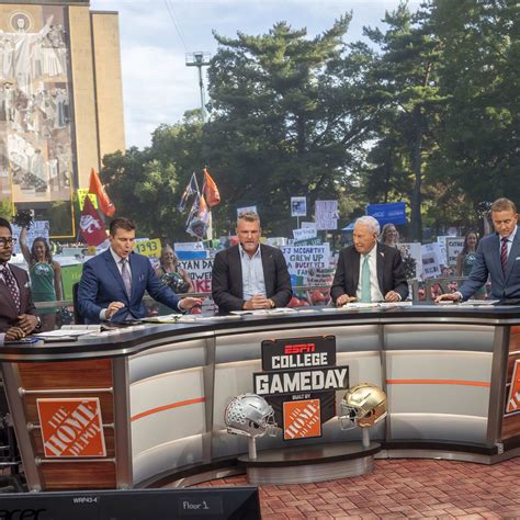 Former NFL Reporter Stunned Wearing Nothing But 'Body Paint' - The Spun