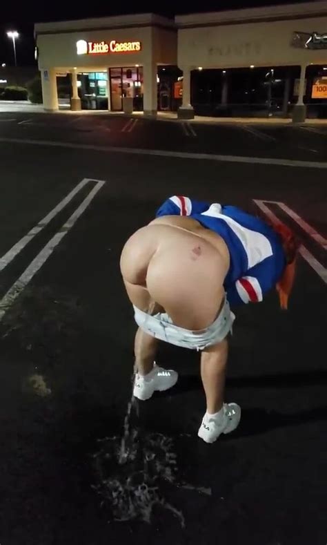 Milf Orinando En El Estacionamiento ThisVid