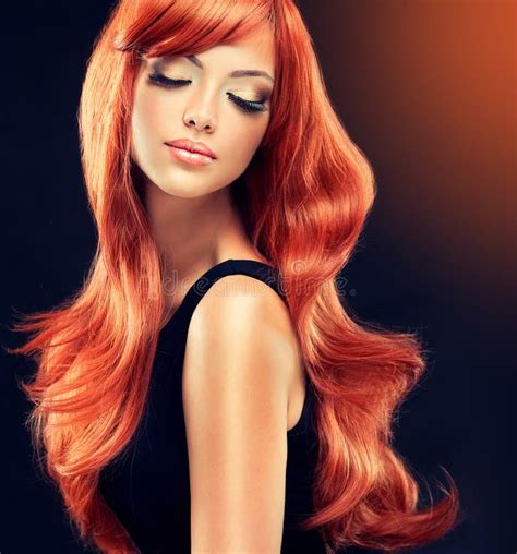 Belle Fille Avec Les Cheveux Rouges Brillants Photo Stock Image Du