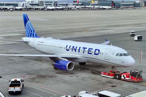 United doubles down on Denver, adds 35 flights, unveils 3 new clubs and ...