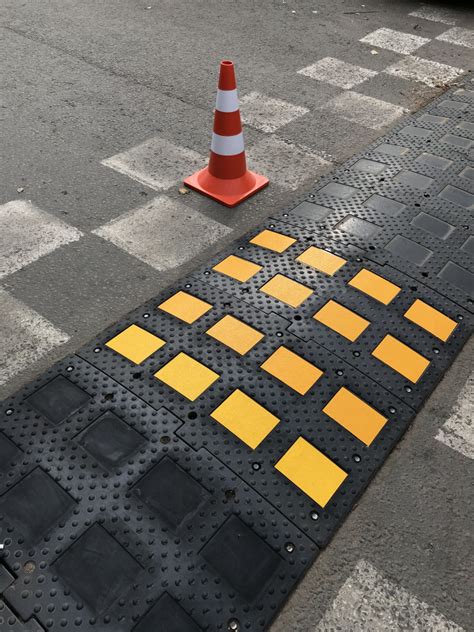 Светоотражатель самоклеящийся желтый 110х150 для лежачего полицейского ...