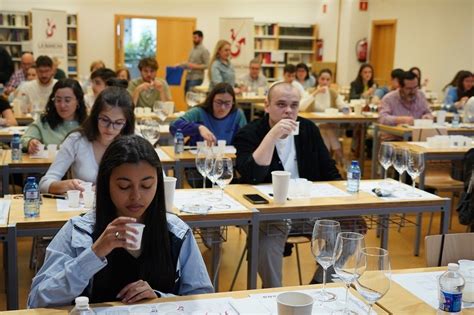 DO La Mancha Despierta La Curiosidad Por El Vino En La Facultad De