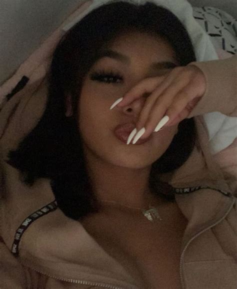 Pin by ℓαяα on 𝐴𝑒𝑠𝑡ℎ𝑒𝑡𝑖𝑐 Latina makeup Cute poses for pictures Pretty selfies