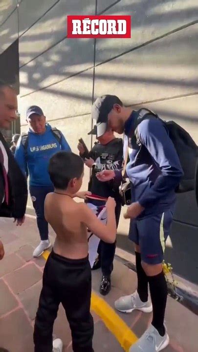 ¡emotivo Un Niño Aficionado Rompe En Llanto Al Obtener Un Autógrafo De Henry Martín Vídeo