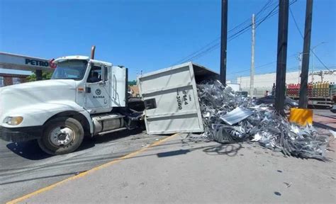 Vuelca tráiler cargado con aluminio